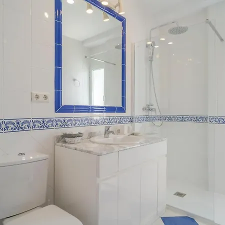 Stunning In With Outdoor Swimming Pool, Wifi And 2 Bedrooms Apartment *